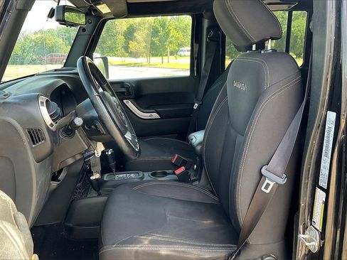 Used 2017 Jeep Wrangler Unlimited Sahara w/ Connectivity Group image 21