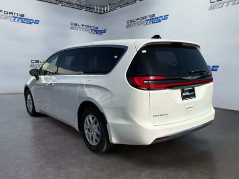 Used 2023 Chrysler Pacifica Touring-L FWD image 7