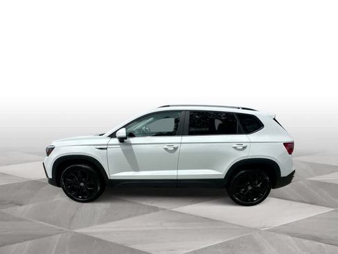 Used 2022 Volkswagen Taos SE w/ Panoramic Sunroof Package FWD image 5