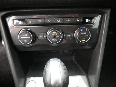 Used 2021 Volkswagen Tiguan SE FWD image 3