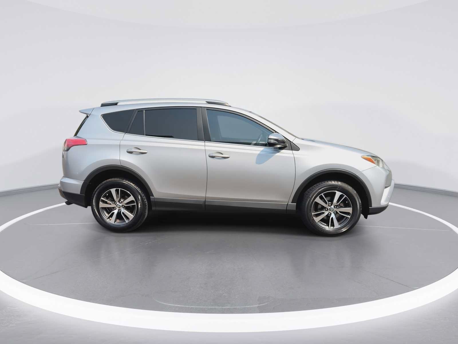 Used 2017 Toyota RAV4 XLE AWD/4WD image 9