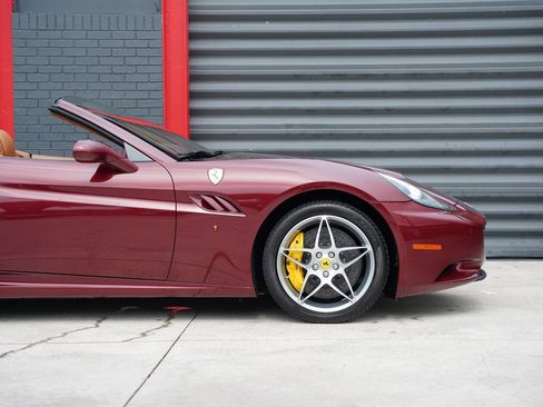 Used 2010 Ferrari California RWD image 18