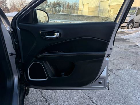 Used 2018 Jeep Compass Latitude w/ Popular Equipment Group image 23