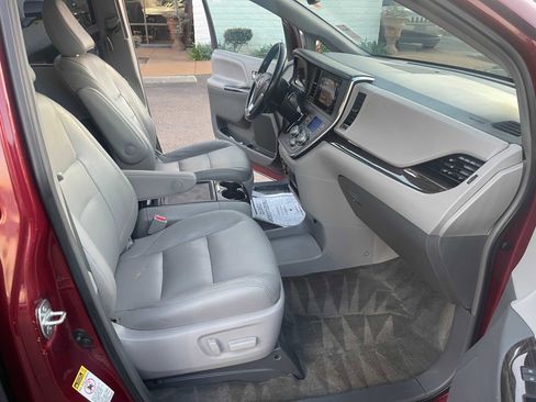Used 2015 Toyota Sienna XLE image 19
