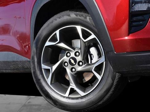 Used 2025 Chevrolet Trax LT w/ LT Convenience Package image 3