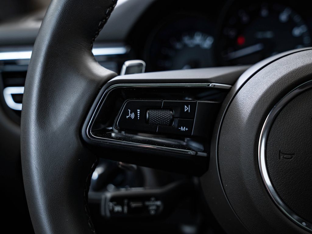 Certified 2025 Porsche Macan AWD/4WD image 28