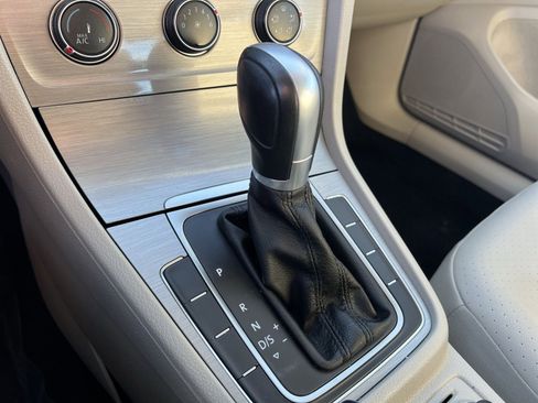 Used 2015 Volkswagen Golf S image 21