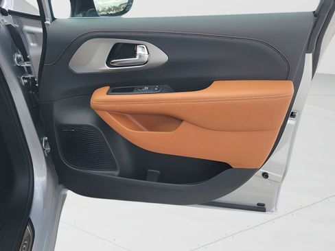 New 2026 Chrysler Pacifica Pinnacle image 44
