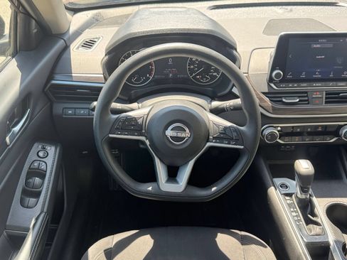 Used 2025 Nissan Altima 2.5 SV FWD image 24