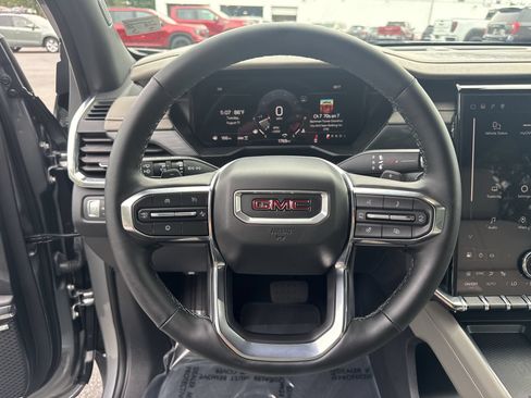 Certified 2025 GMC Acadia Elevation w/ Elevation Premium Package AWD/4WD image 11