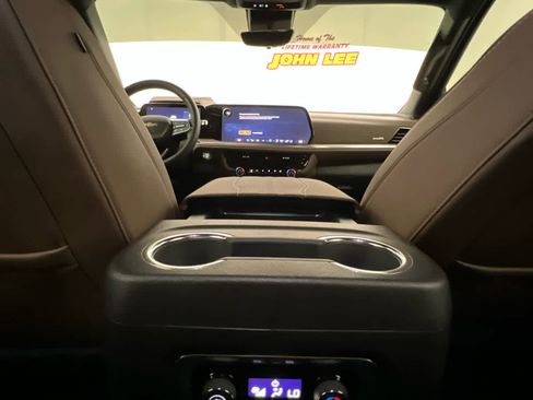 Used 2025 Chevrolet Suburban High Country image 19