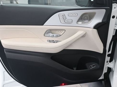 Used 2025 Mercedes-Benz GLS 450 4MATIC image 9