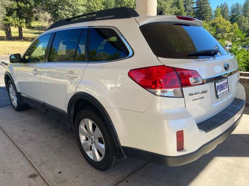 Used 2011 Subaru Outback 2.5i Limited AWD/4WD image 2