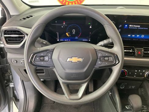 Used 2025 Chevrolet TrailBlazer LT AWD/4WD image 9