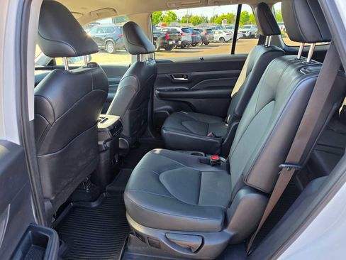 Used 2024 Toyota Grand Highlander AWD image 17