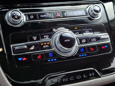 Used 2022 Lincoln Corsair AWD w/ Premium Package image 18