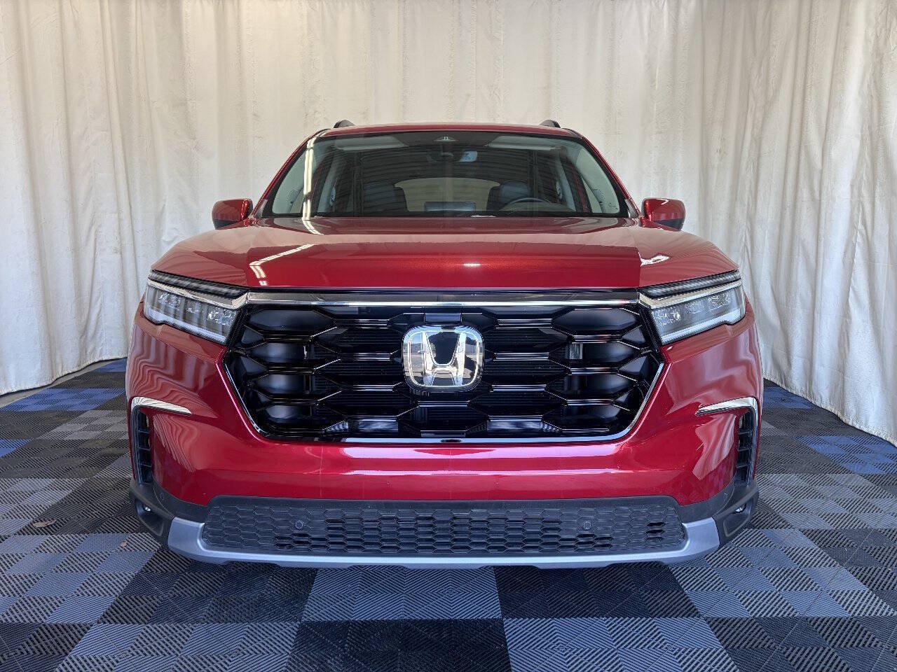 Used 2025 Honda Pilot Touring image 4
