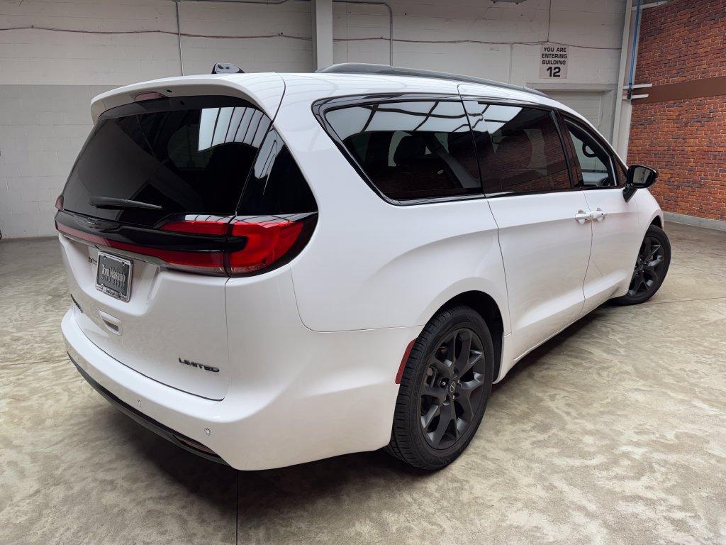 Used 2025 Chrysler Pacifica Limited FWD image 6
