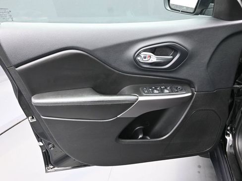 Used 2019 Jeep Cherokee Latitude w/ Popular Appearance Group FWD image 20
