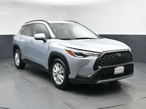 Used 2022 Toyota Corolla Cross LE image 2
