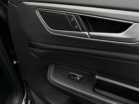 Used 2025 Volkswagen Atlas Cross Sport SE image 16