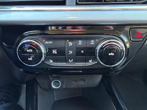 Used 2025 Chevrolet Trax LT w/ LT Convenience Package image 21