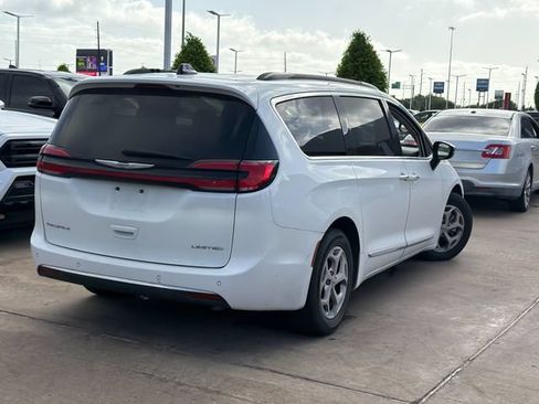 Used 2023 Chrysler Pacifica Limited FWD image 5