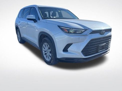 Used 2024 Toyota Grand Highlander XLE image 3