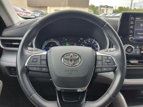 Used 2020 Toyota Highlander XLE AWD/4WD image 19