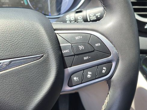 Used 2024 Chrysler Pacifica Touring-L FWD image 19