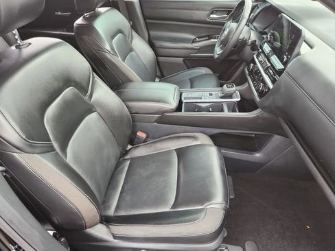 Used 2024 Nissan Pathfinder SL FWD image 12