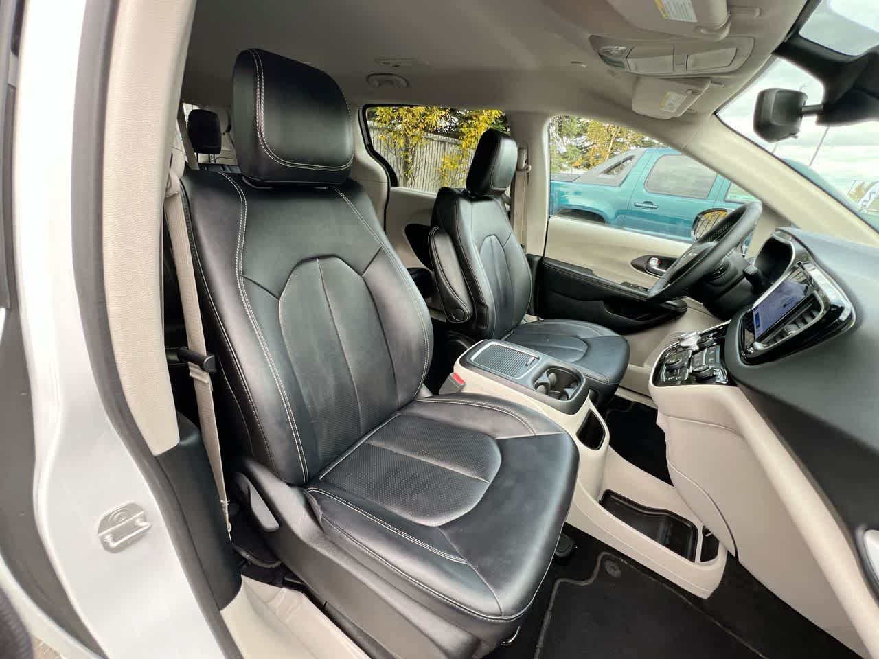 Used 2024 Chrysler Pacifica Touring-L FWD image 28