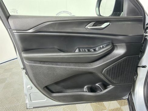 Used 2023 Jeep Grand Cherokee Laredo image 10