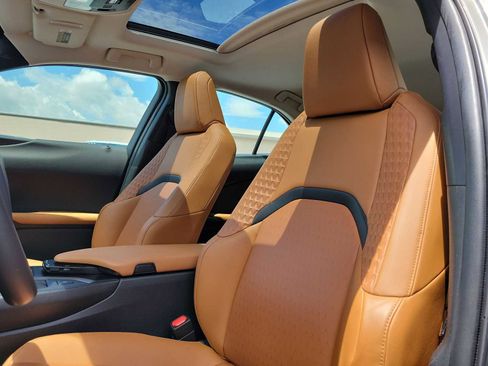 Used 2021 Lexus UX 200 w/ Accessory Package (Z1) FWD image 16