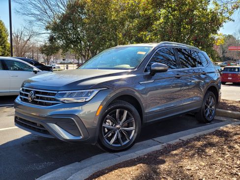 Used 2024 Volkswagen Tiguan SE image 3