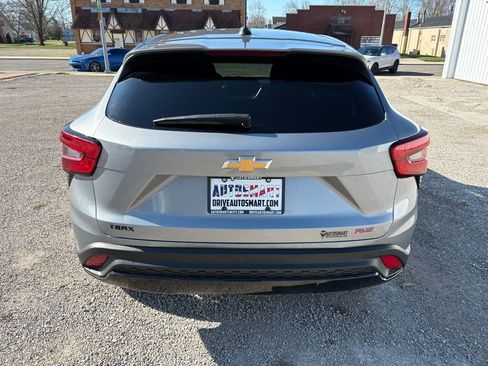 Used 2025 Chevrolet Trax RS FWD image 26
