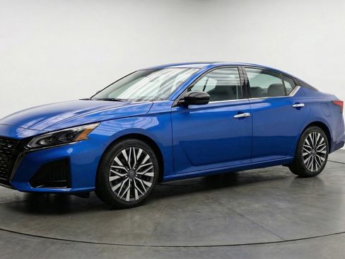 Used 2025 Nissan Altima 2.5 SV FWD image 3