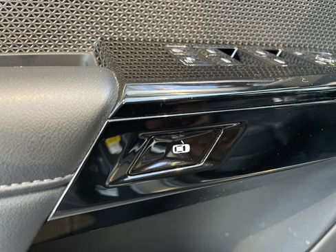 Used 2023 BMW 740i RWD image 17