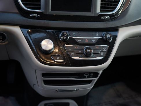 Used 2020 Chrysler Voyager LX image 24