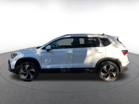 Used 2025 Volkswagen Taos SE image 4