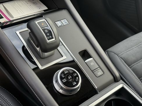 Used 2025 Mitsubishi Outlander SE image 20