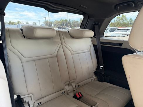 Used 2017 Land Rover Discovery SE AWD/4WD image 18