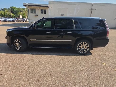 Used 2019 Cadillac Escalade ESV Luxury AWD/4WD image 11