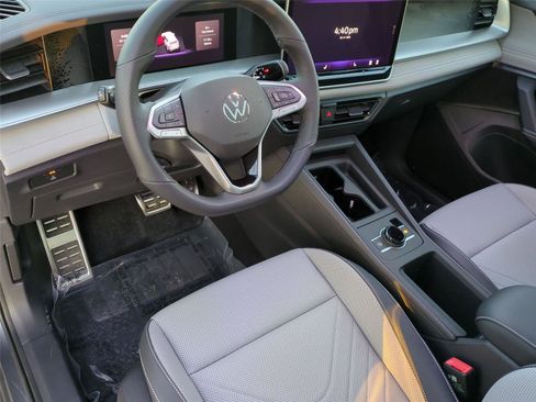 New 2026 Volkswagen Tiguan SE R-Line image 9