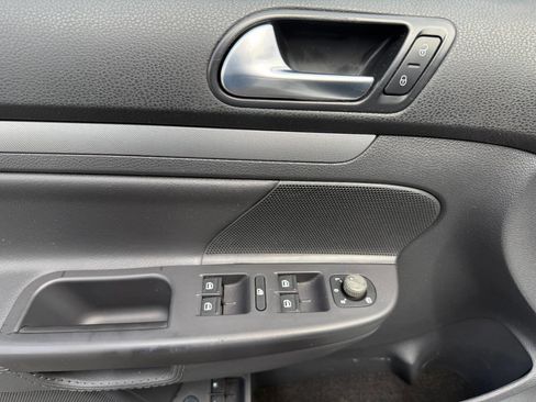 Used 2009 Volkswagen Jetta SE FWD image 17