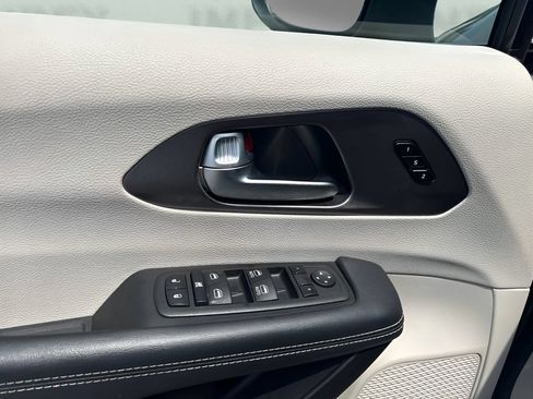 Used 2023 Chrysler Pacifica Touring-L FWD image 26