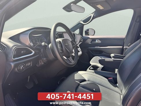 Used 2025 Chrysler Pacifica Select FWD image 18