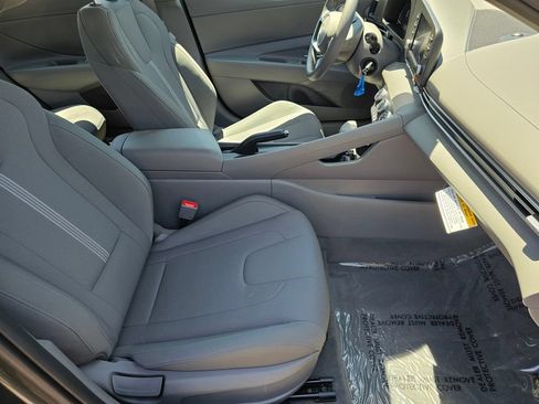Certified 2025 Hyundai Elantra SE FWD image 13