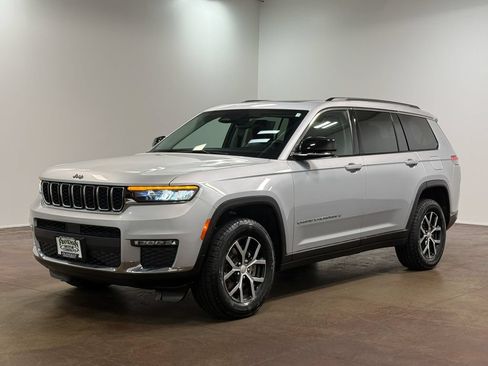 Used 2023 Jeep Grand Cherokee L Limited AWD/4WD image 28