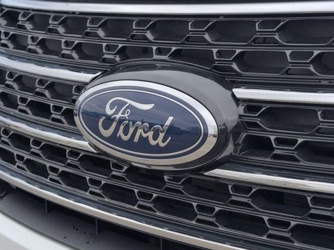 Used 2023 Ford Explorer XLT AWD/4WD image 9